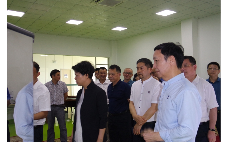 市委副書(shū)記、市長(zhǎng)張迎春走訪智能制造企業(yè)，來(lái)我司調(diào)研，與我司高層領(lǐng)導(dǎo)親切會(huì)面。